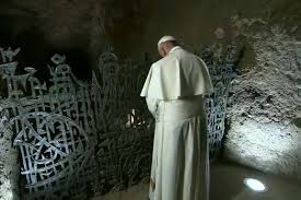 Papa Francesco prega davanti al mausoleo